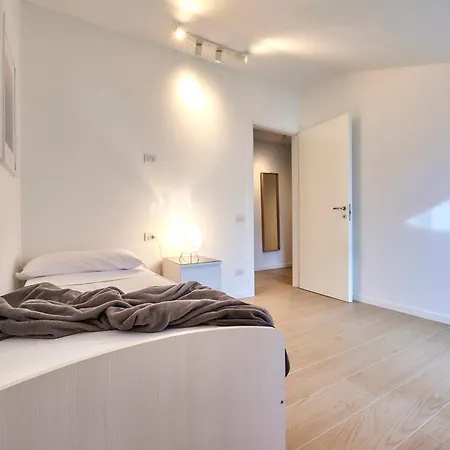 Luxury 100mq With Private Terrace With View Near Varenna Fiumelatte