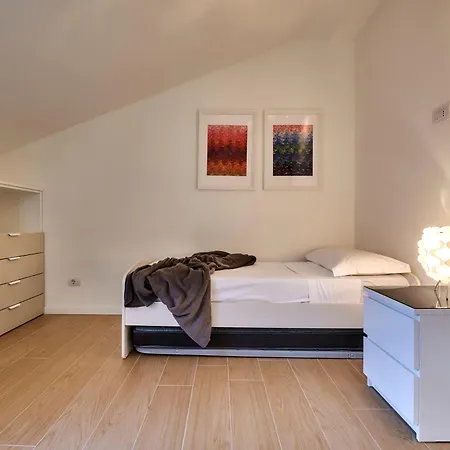 Luxury 100mq With Private Terrace With View Near Varenna Apartment